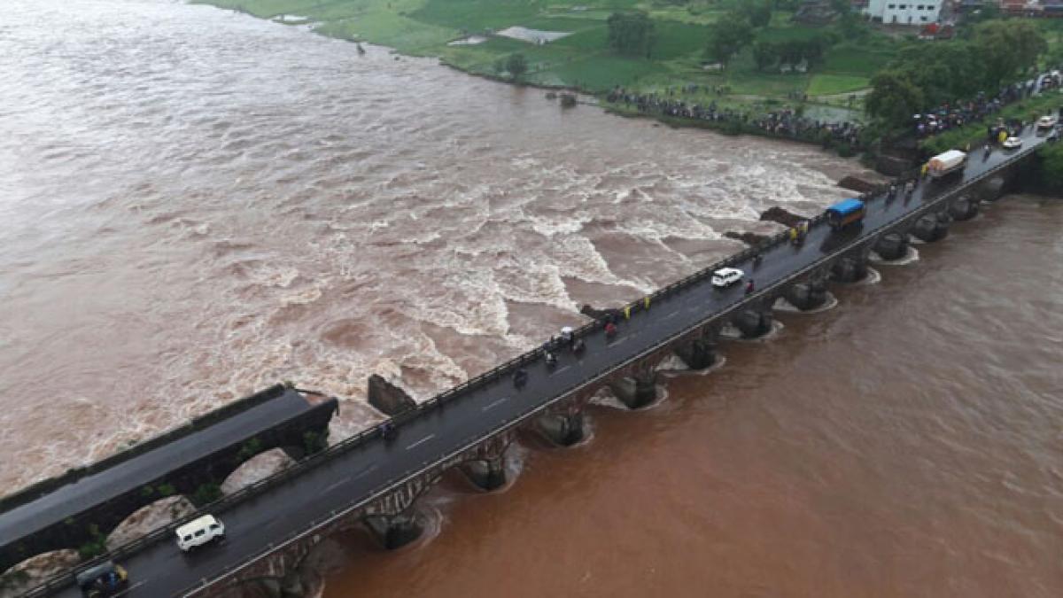 Buses with 22 passengers washed away in flood waters on Mumbai-Goa Highway